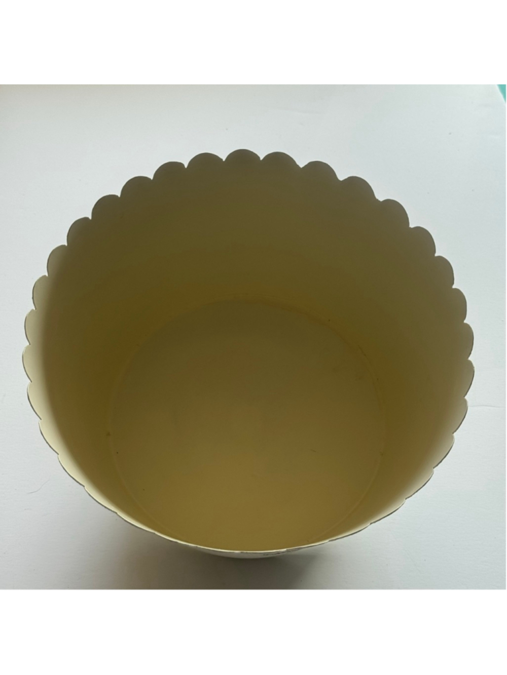 Vintage Christmas Toleware Bowl Scalloped Edge Berry Wreath Metal Bowl Cottageco - Picture 6 of 8